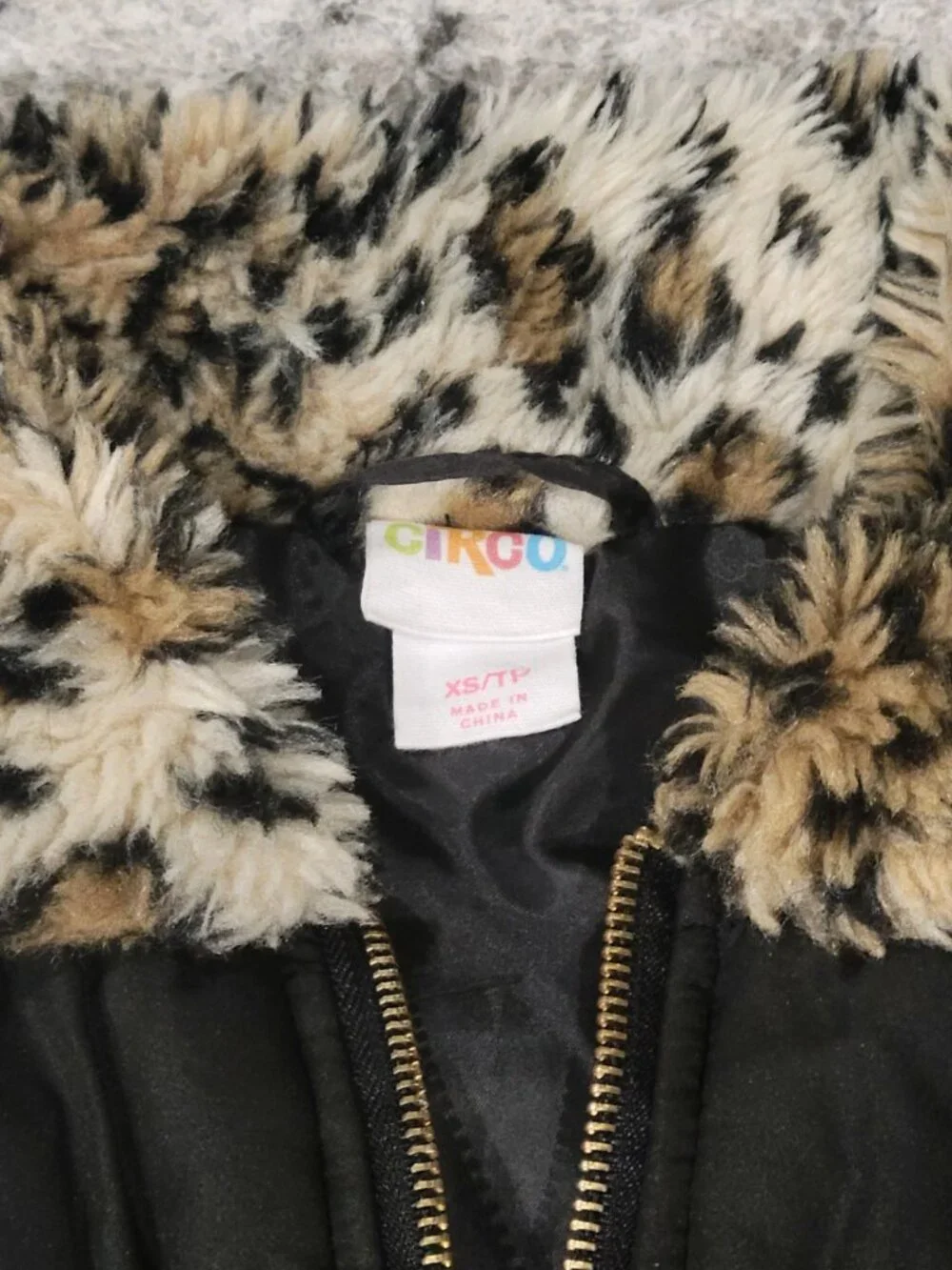 Circo Black Puffer Vest Faux Fur Leopard Collar Girls XS 4/5 Zip Jacket